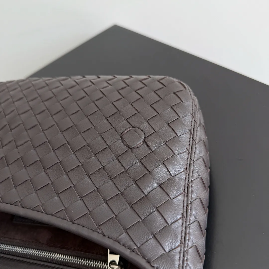Batch 2020 BOTTEGA VENETA2025 new Veneto flip back bag has been changed from the previous zipper style to a flip design, which is safe, convenient and fashionable. The suction buckle style is also more popular among boys and girls❤️but the zipper compartment is still retained inside. It is not only comfortable, but also elegant and calm, and looks more casual. It is suitable for matching with all kinds of business and casual clothes 😊 to add casual sexiness and make the outfit more complete. The weaving process looks more old-money and retro, and it also has piping processing. Suitable for daily scenes such as shopping and commuting, comfortable and stylish! 💼 Style number: 843836 Color: black brown Size: 26*18.5*5cm